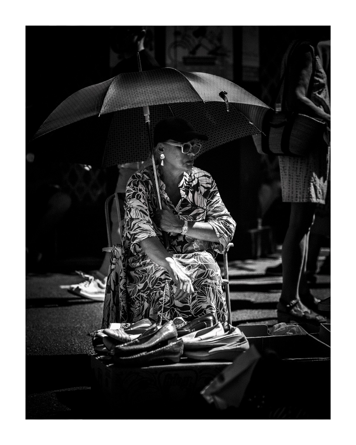 brocanteuse en noir et blanc