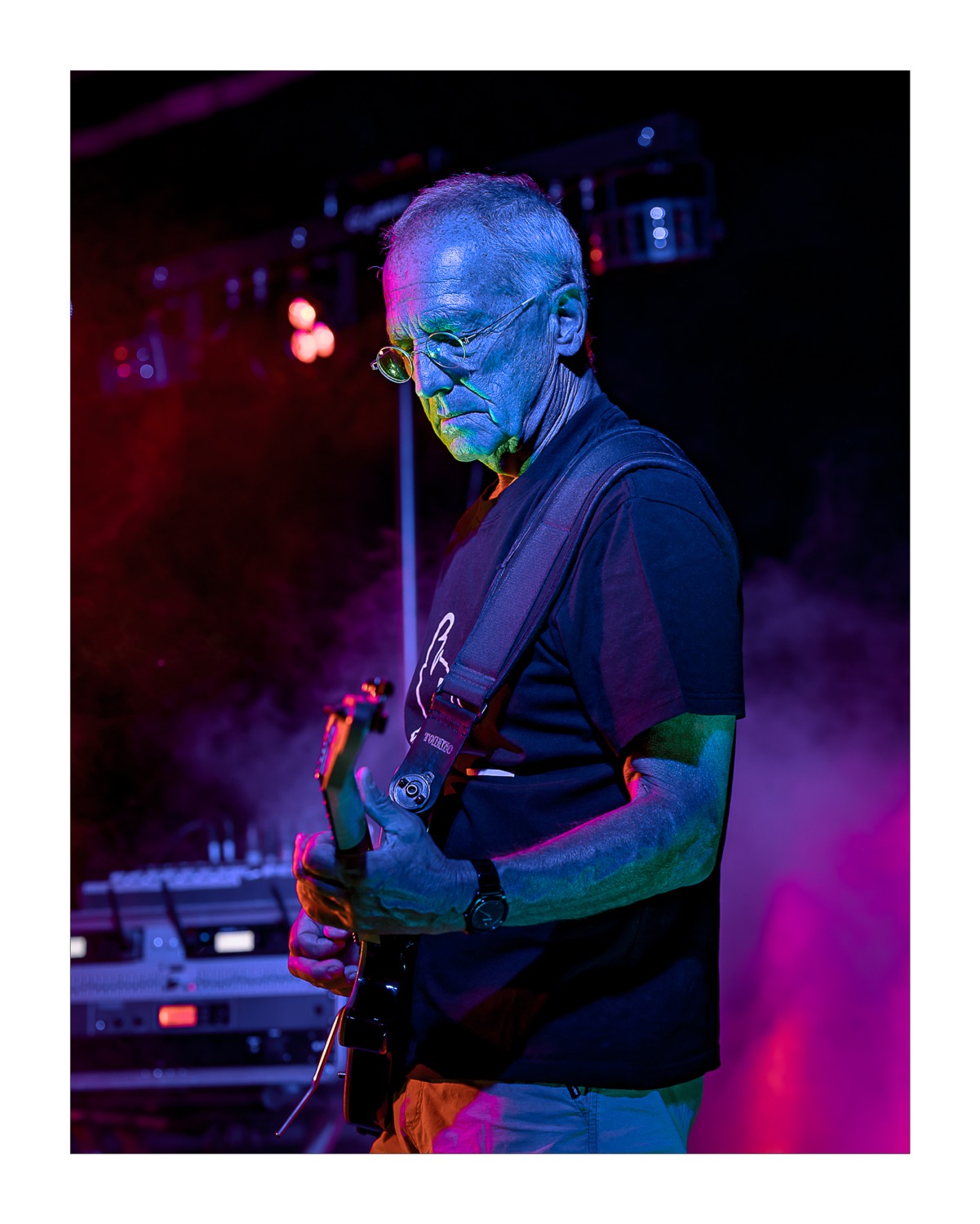 homme senior guitariste live