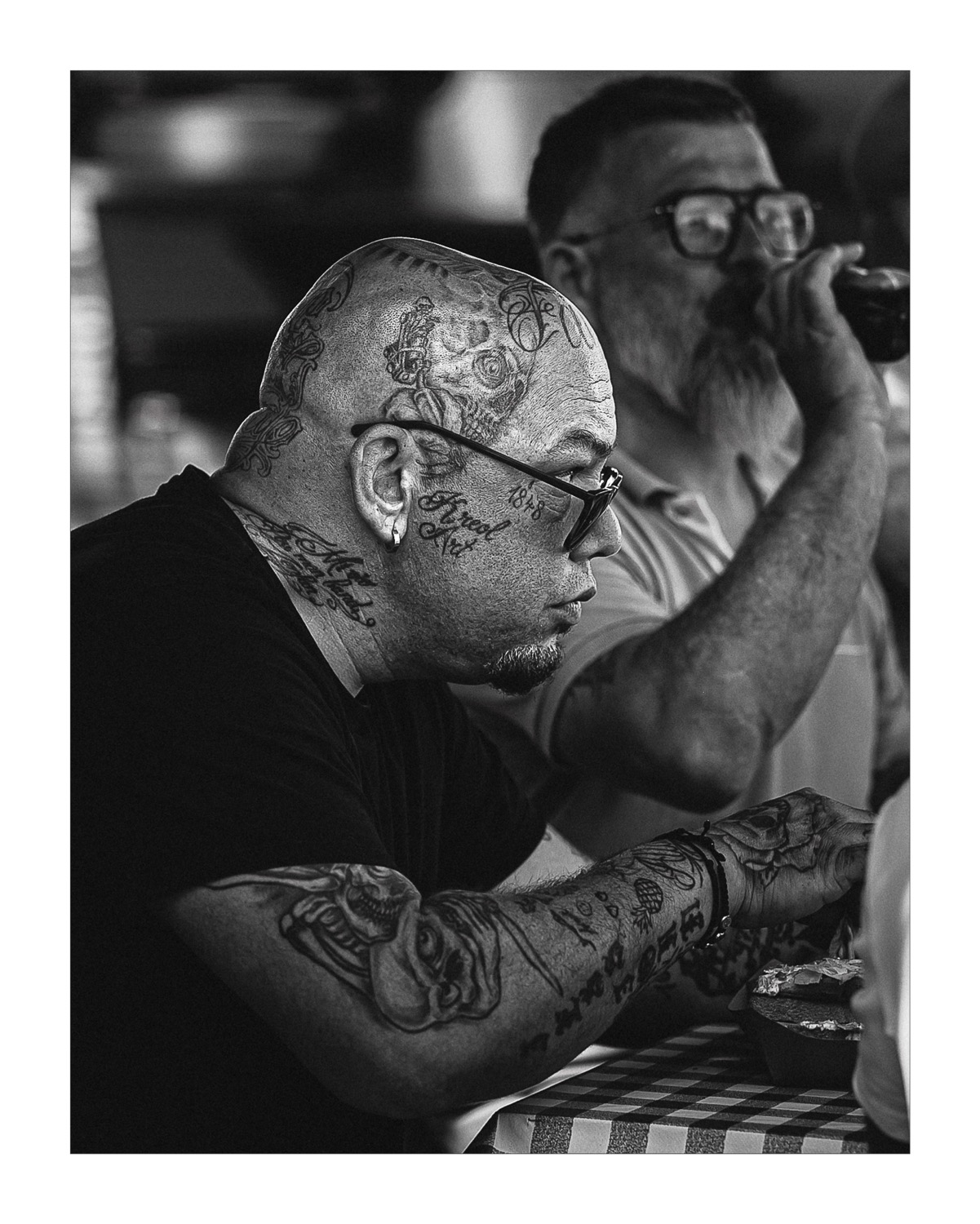 homme tatoué noir et blanc